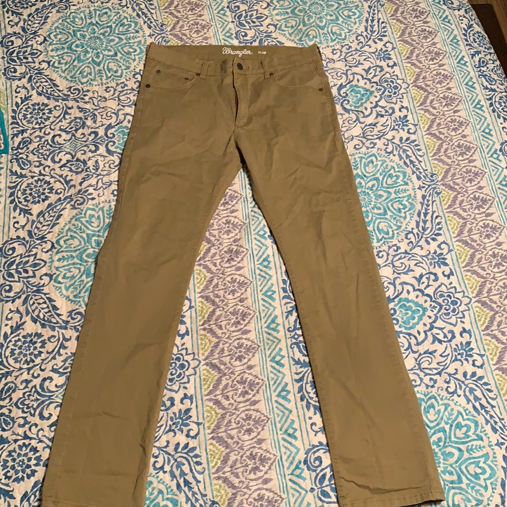 SOLD Men’s Wrangler khakis slim 36x34